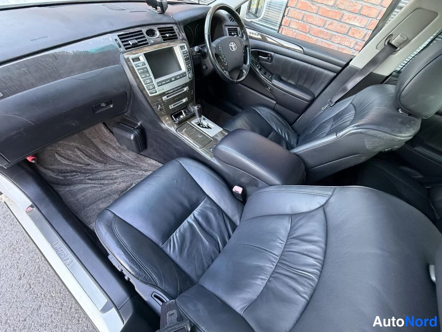 White Toyota Crown 2004, front seats, photo 18