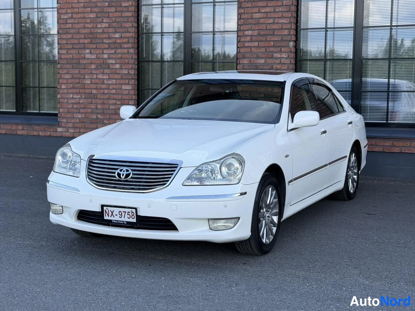 White Toyota Crown 2004, front three-quarter, nose to the left, photo 2