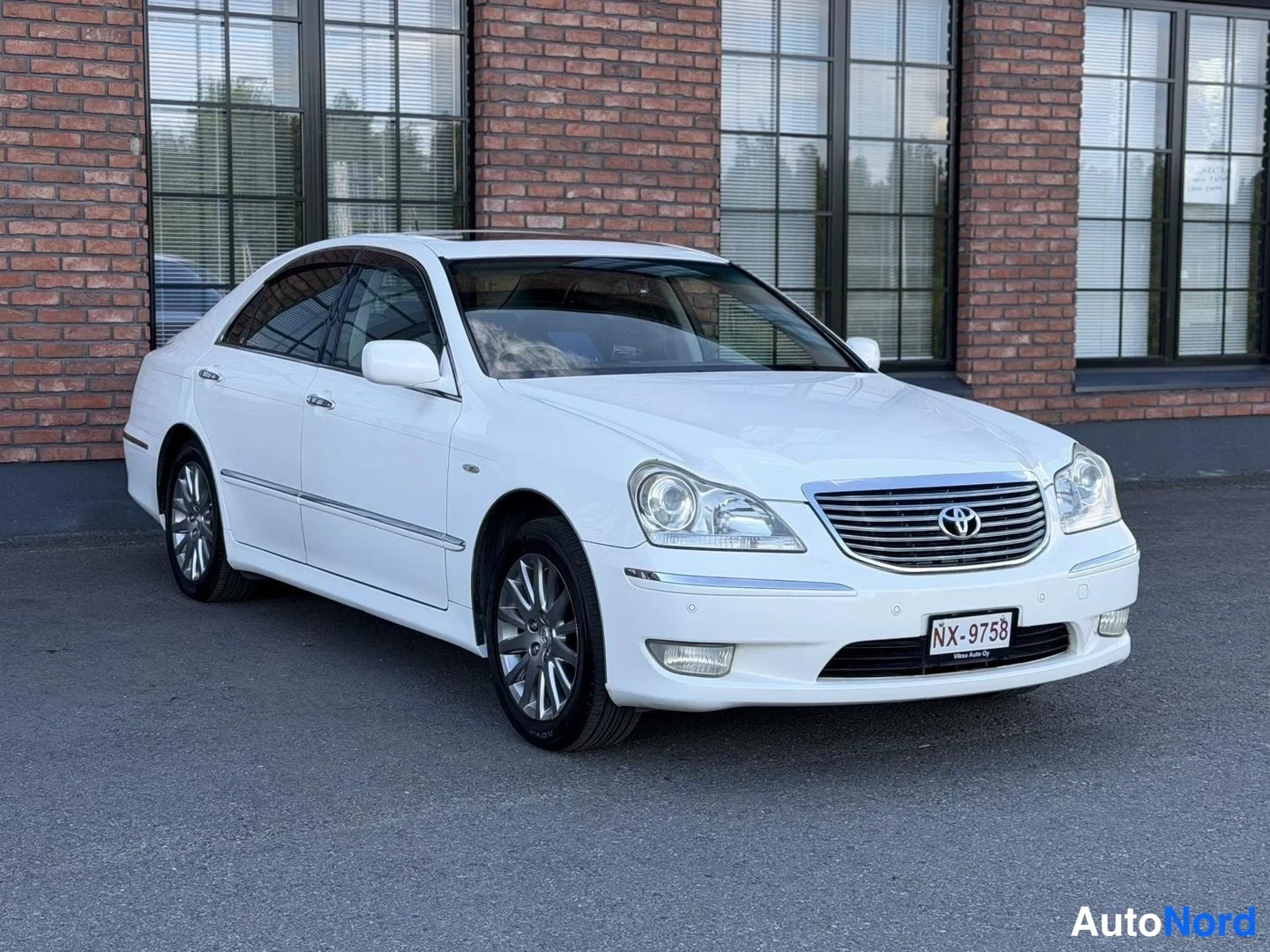 White Toyota Crown 2004, front three-quarter, nose to the right, photo 5