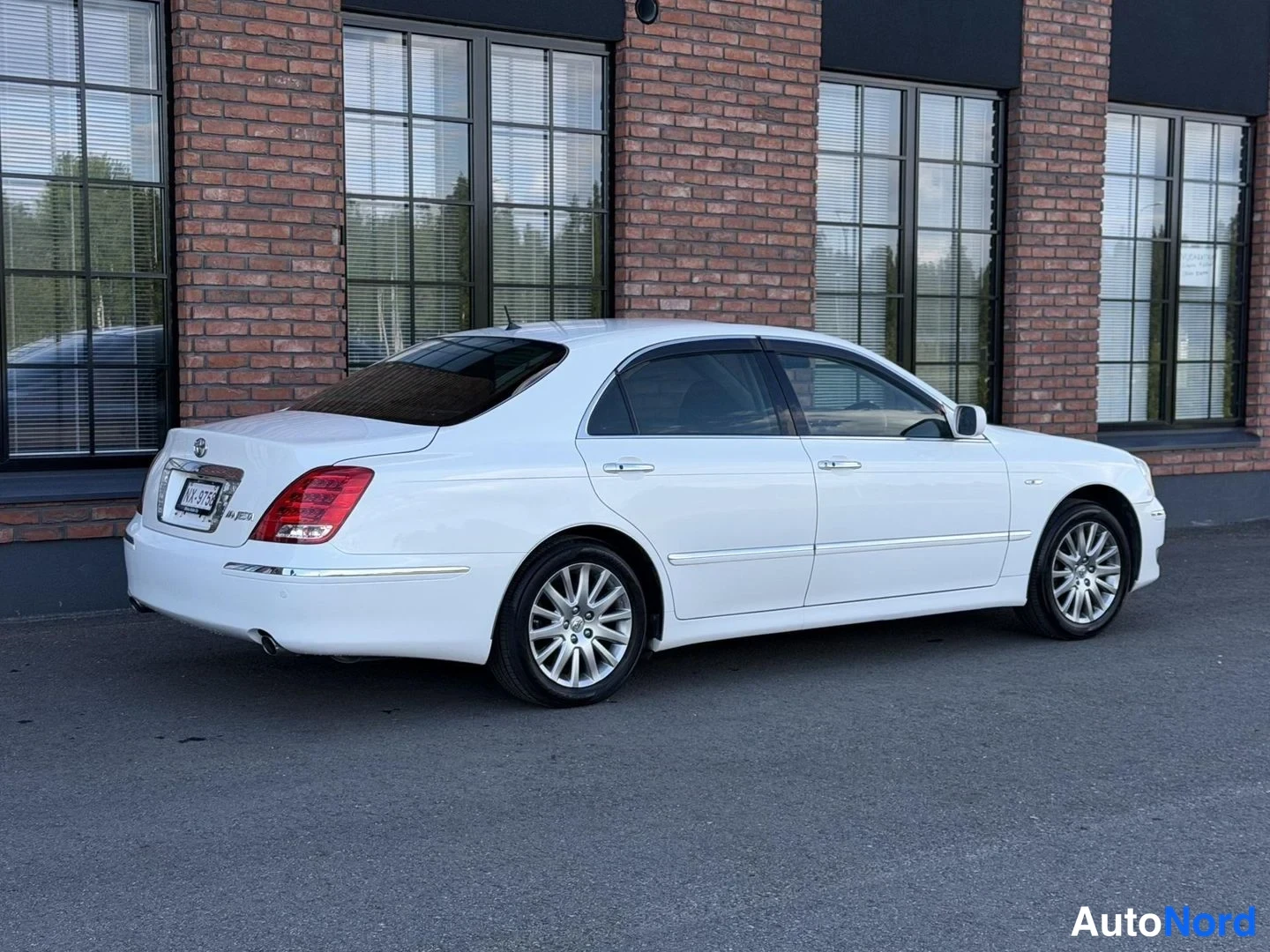 White Toyota Crown 2004, rear three-quarter, photo 8