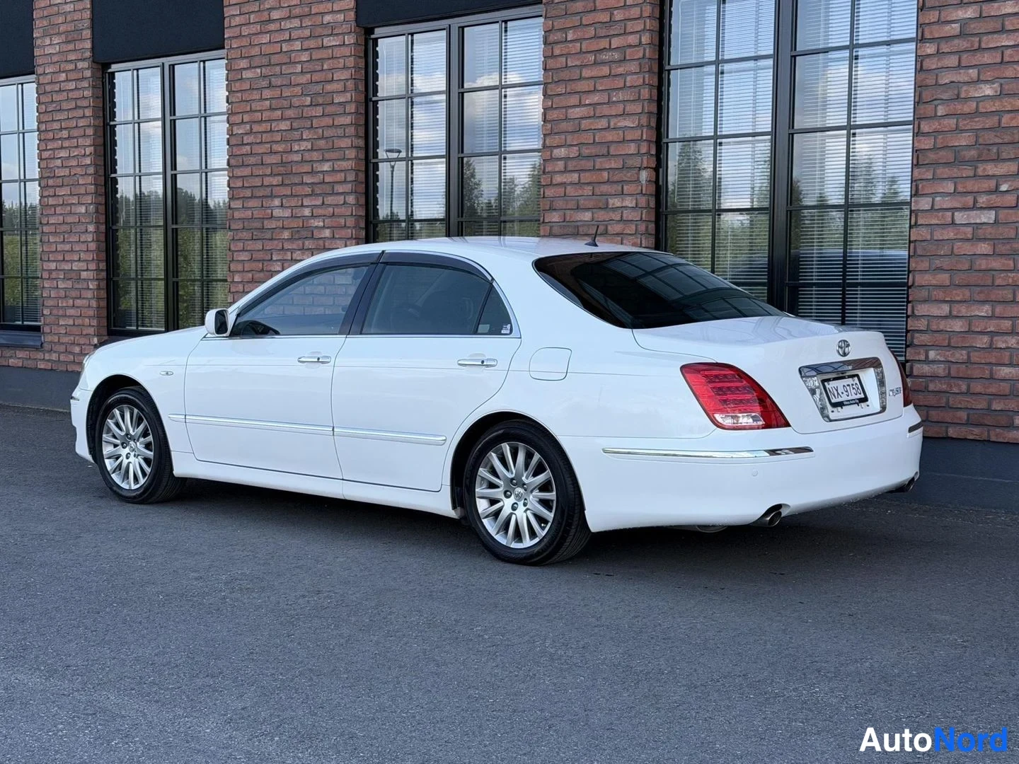 White Toyota Crown 2004, rear three-quarter, photo 9