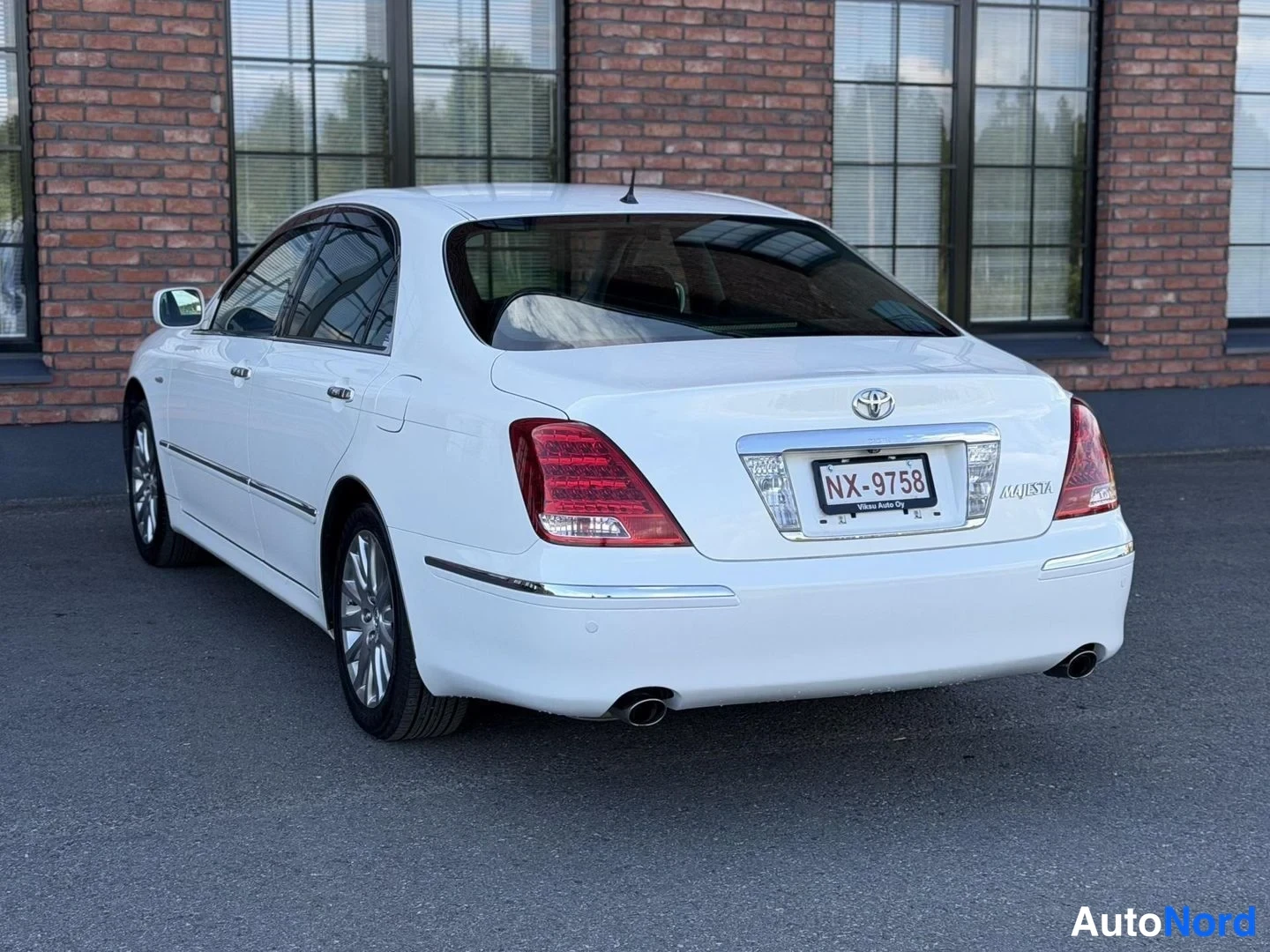 White Toyota Crown 2004, rear three-quarter, photo 11