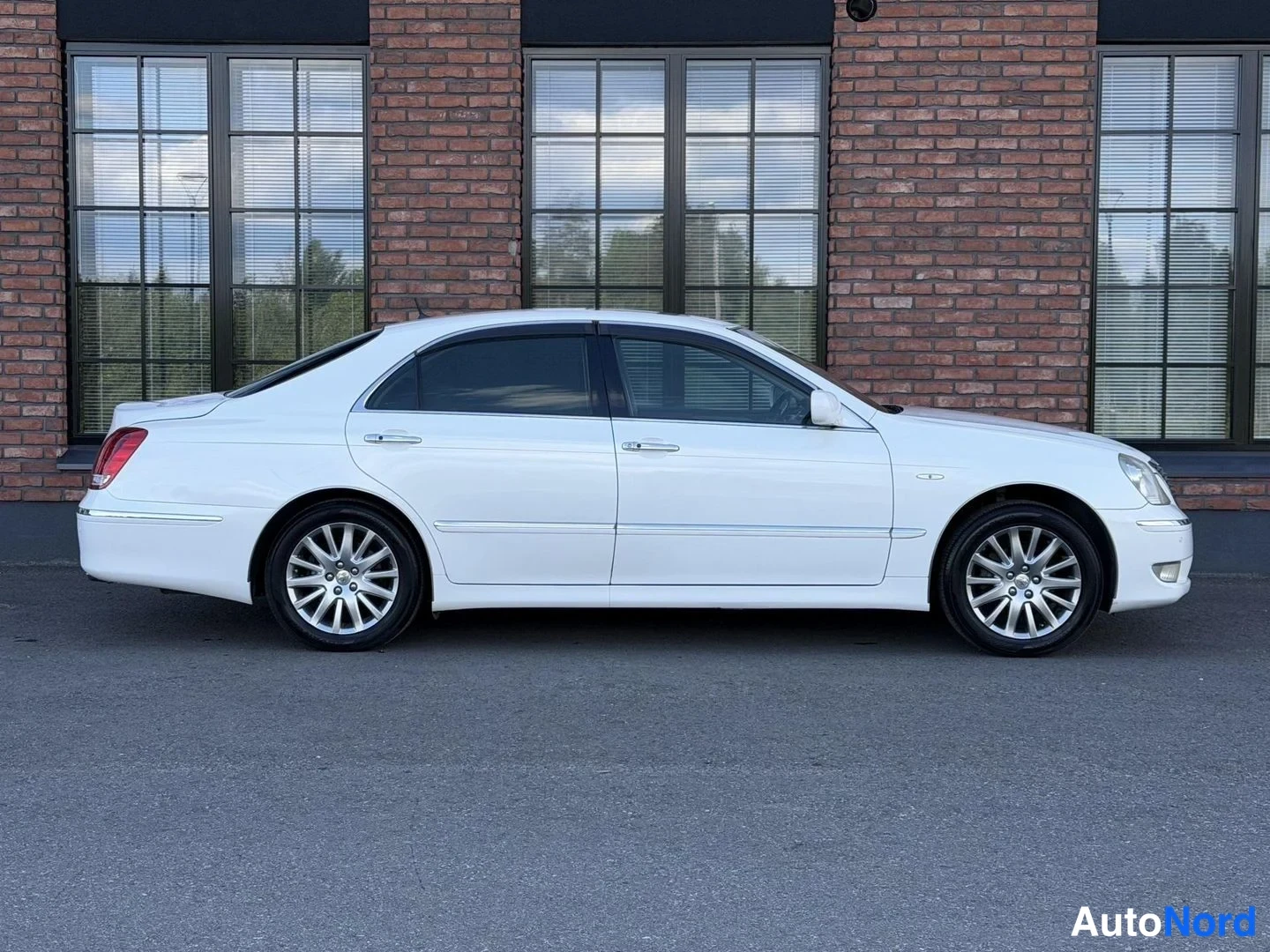 White Toyota Crown 2004, front three-quarter, nose to the right, photo 6