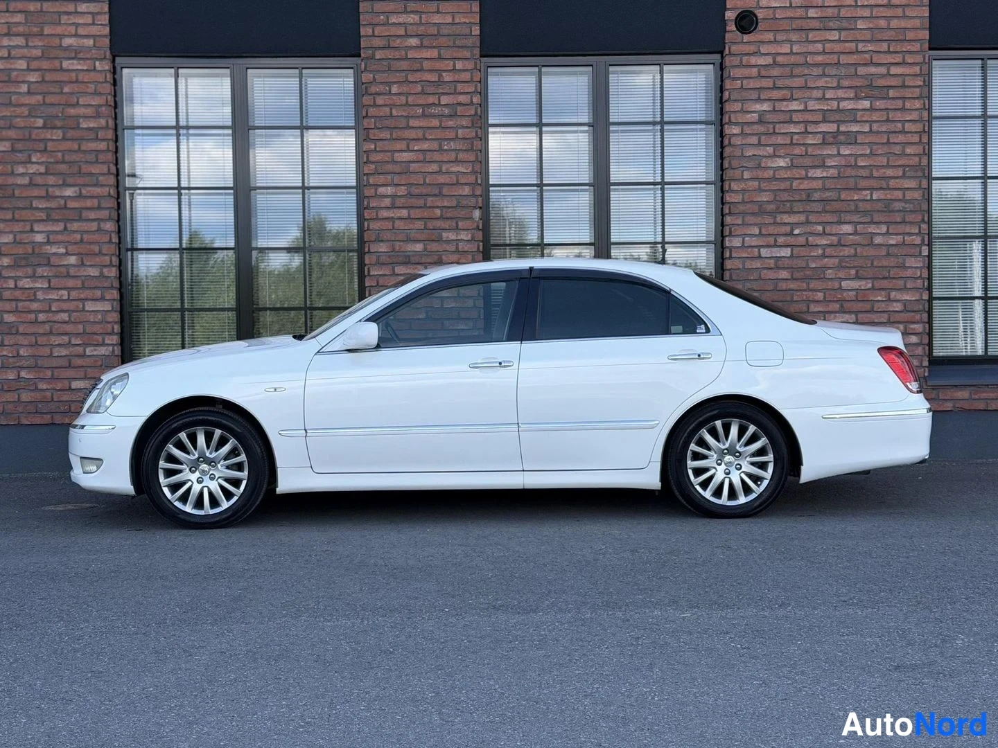 White Toyota Crown 2004, front three-quarter, nose to the left, photo 3