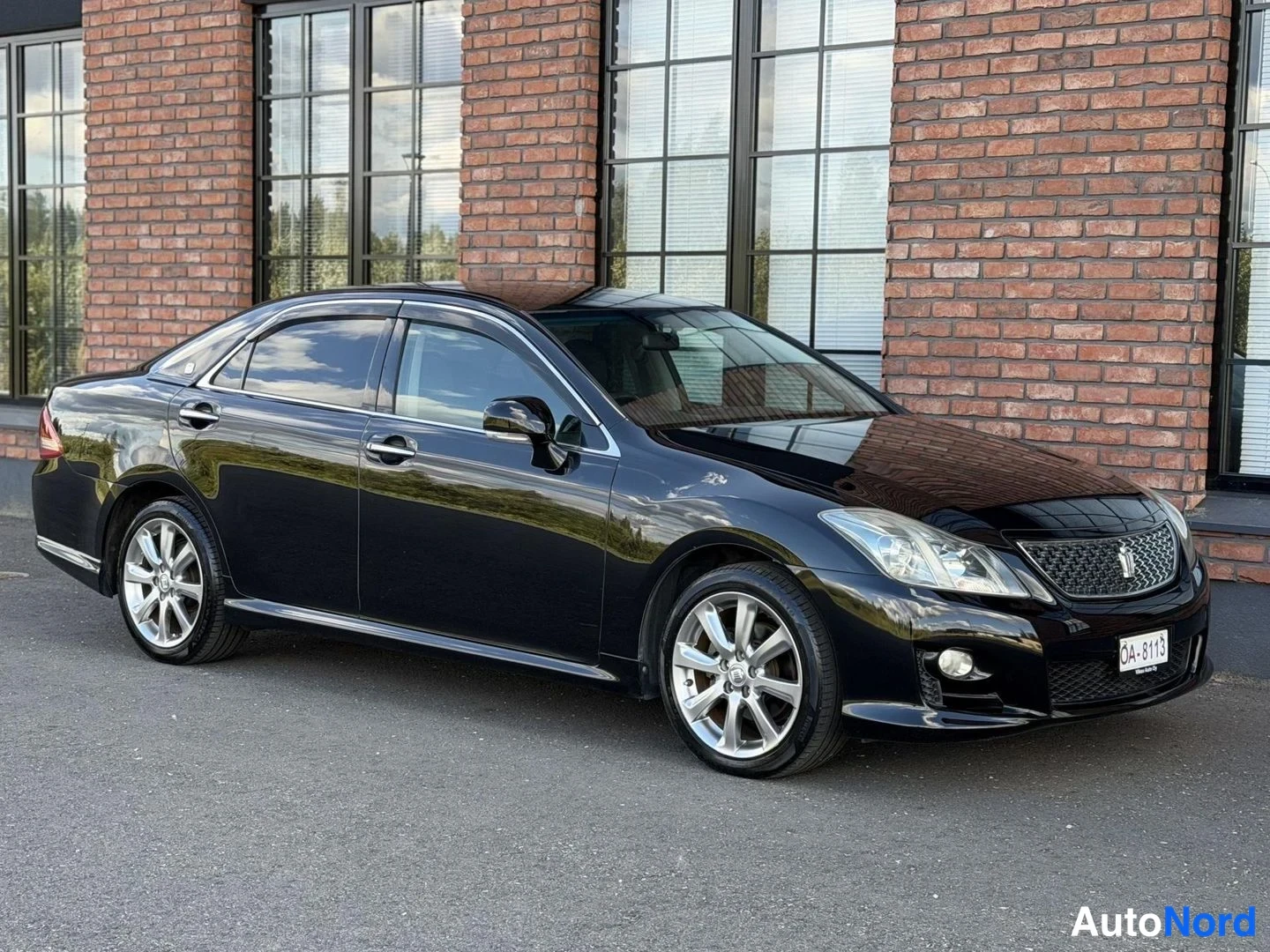 Black Toyota Crown 2008, front three-quarter, nose to the right, photo 5