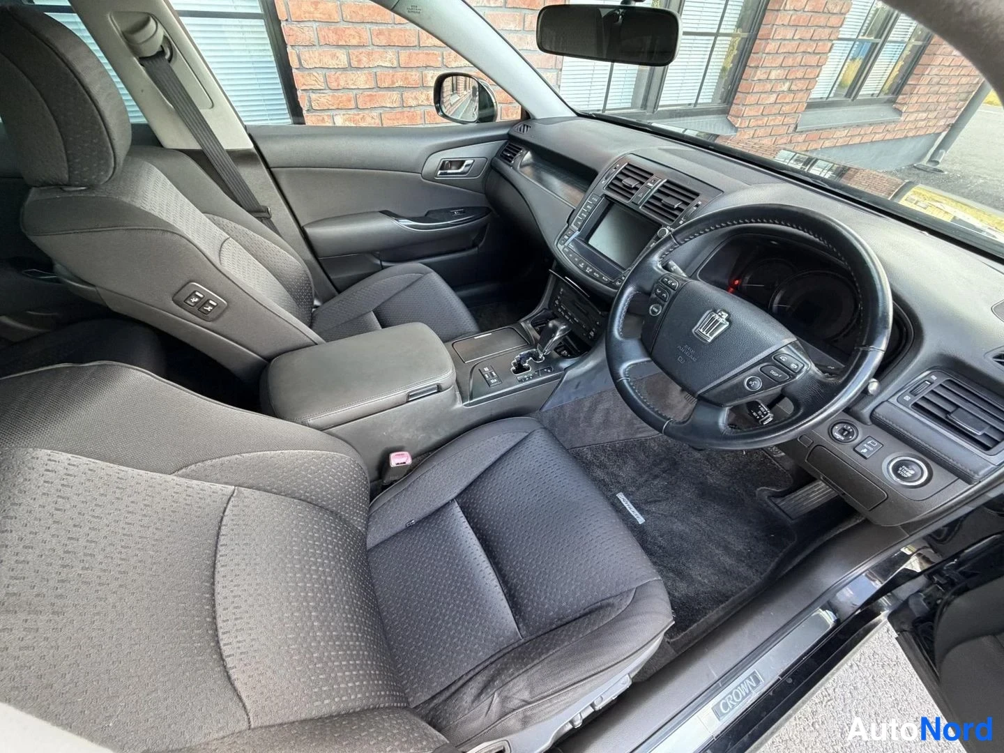 Black Toyota Crown 2008, cockpit, photo 15