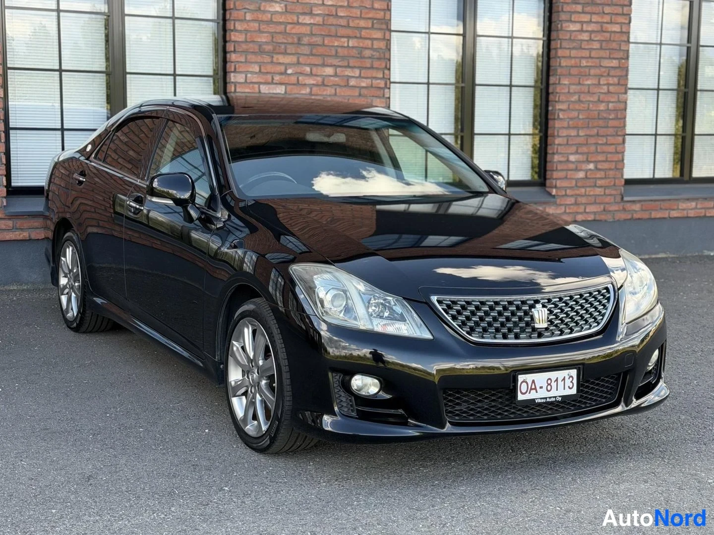 Black Toyota Crown 2008, front three-quarter, nose to the right, photo 6