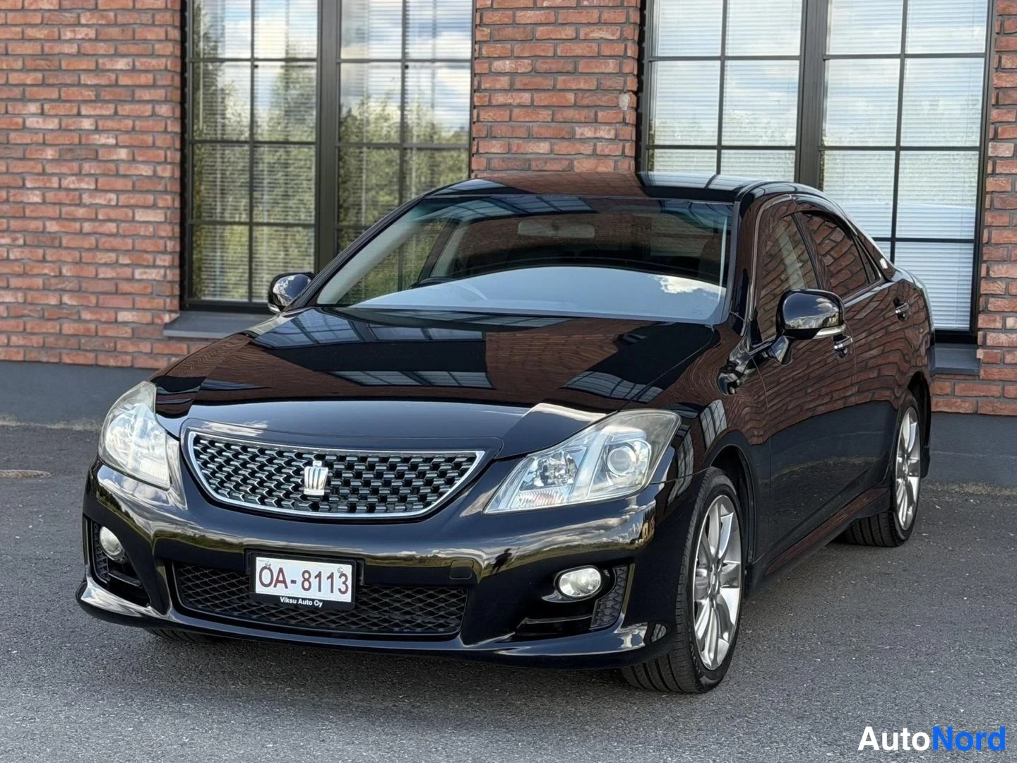 Black Toyota Crown 2008, front three-quarter, nose to the left, photo 3