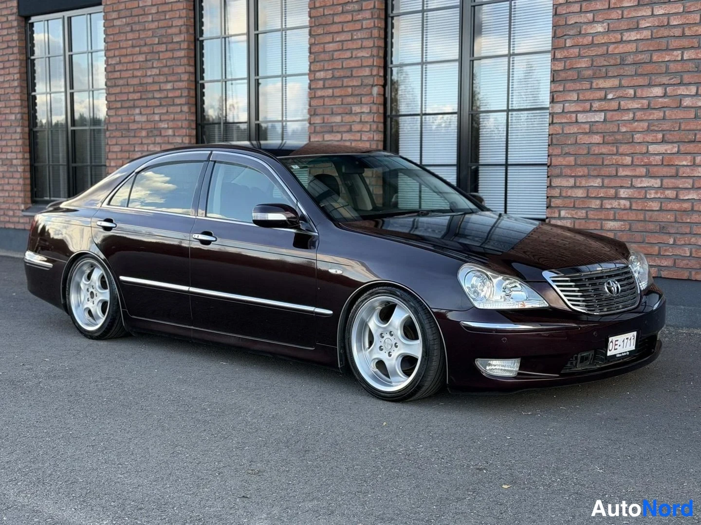 Purple Toyota Crown 2004, front three-quarter, nose to the right, photo 3