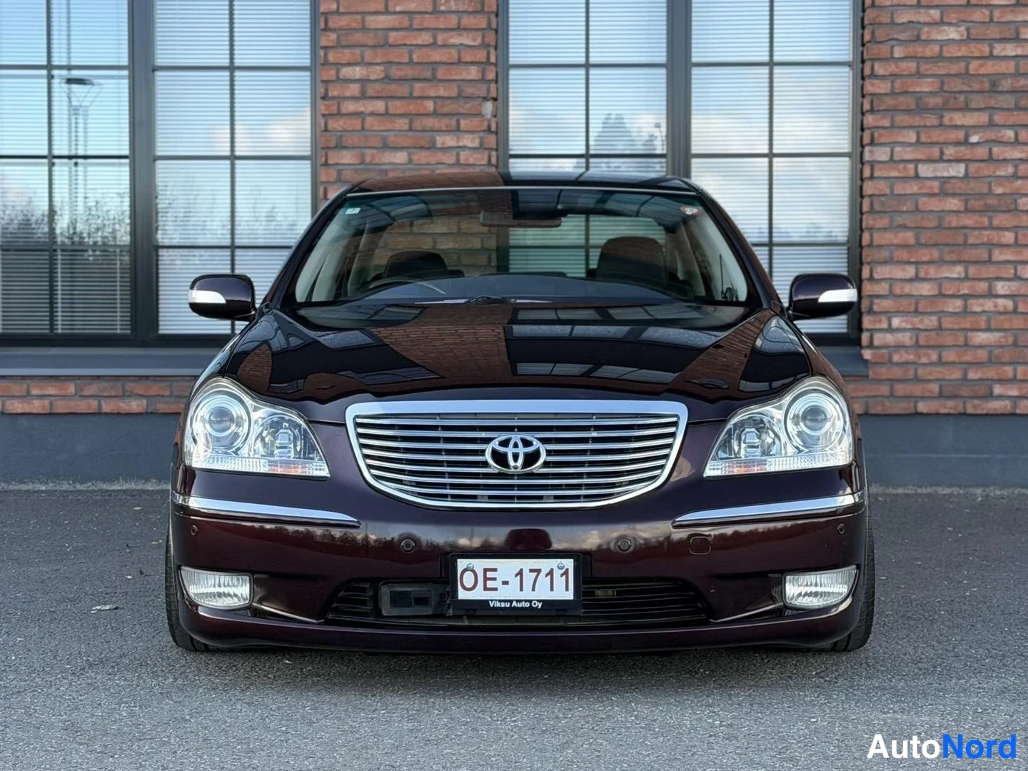 Purple Toyota Crown 2004, front, photo 6