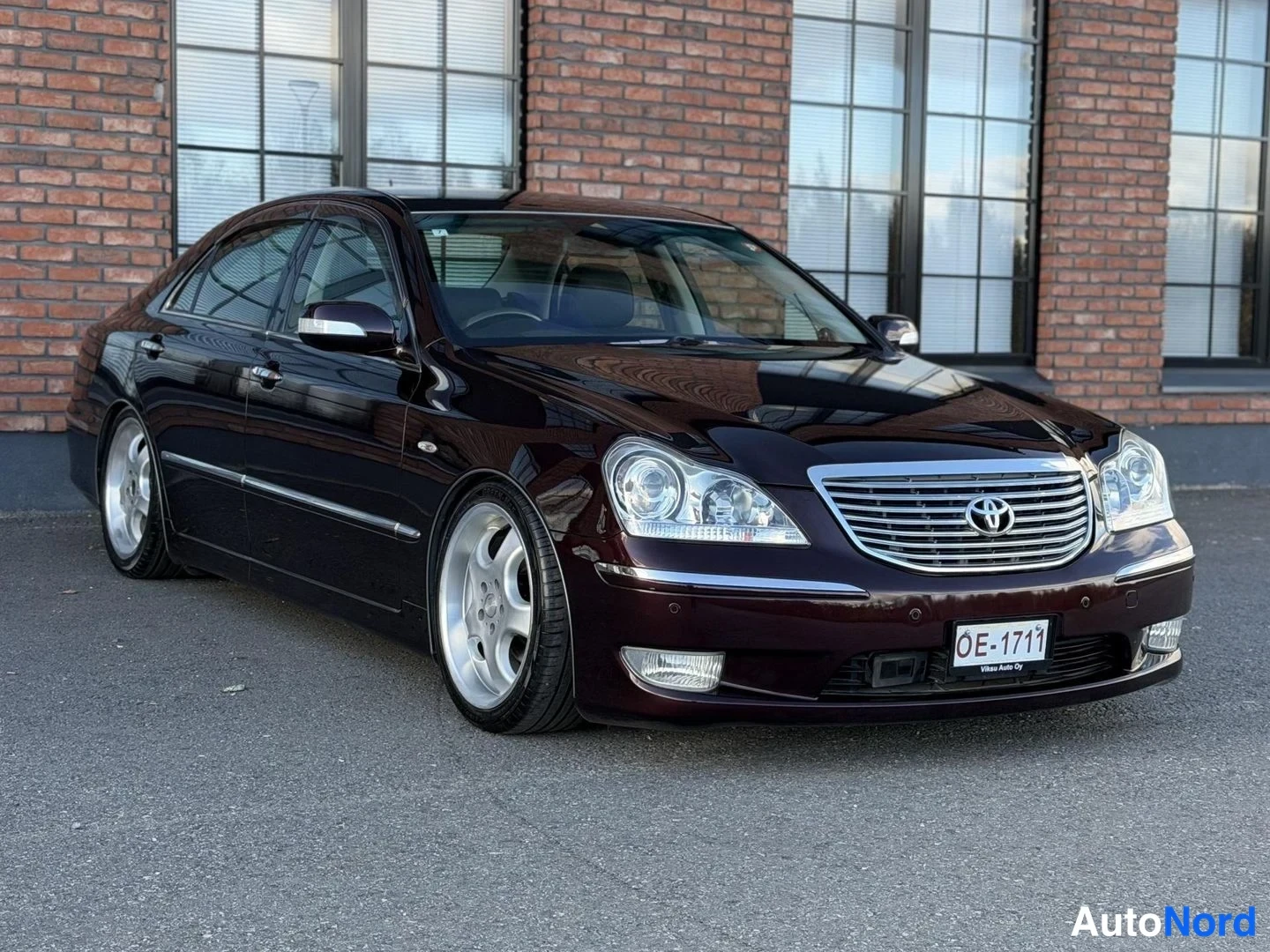 Purple Toyota Crown 2004, front three-quarter, nose to the right, photo 4