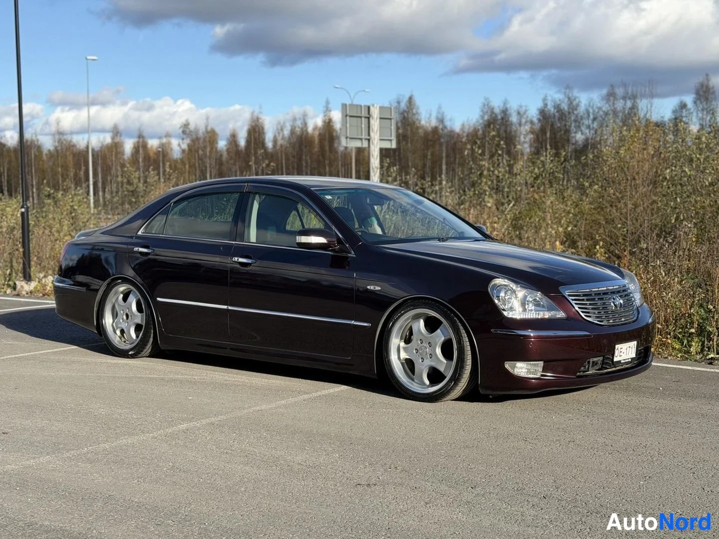 Purple Toyota Crown 2004, front three-quarter, nose to the right, photo 5