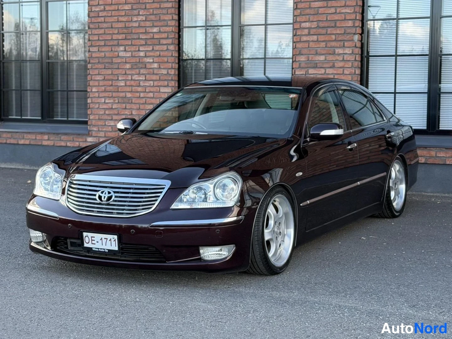 Purple Toyota Crown 2004, front three-quarter, nose to the left, photo 2