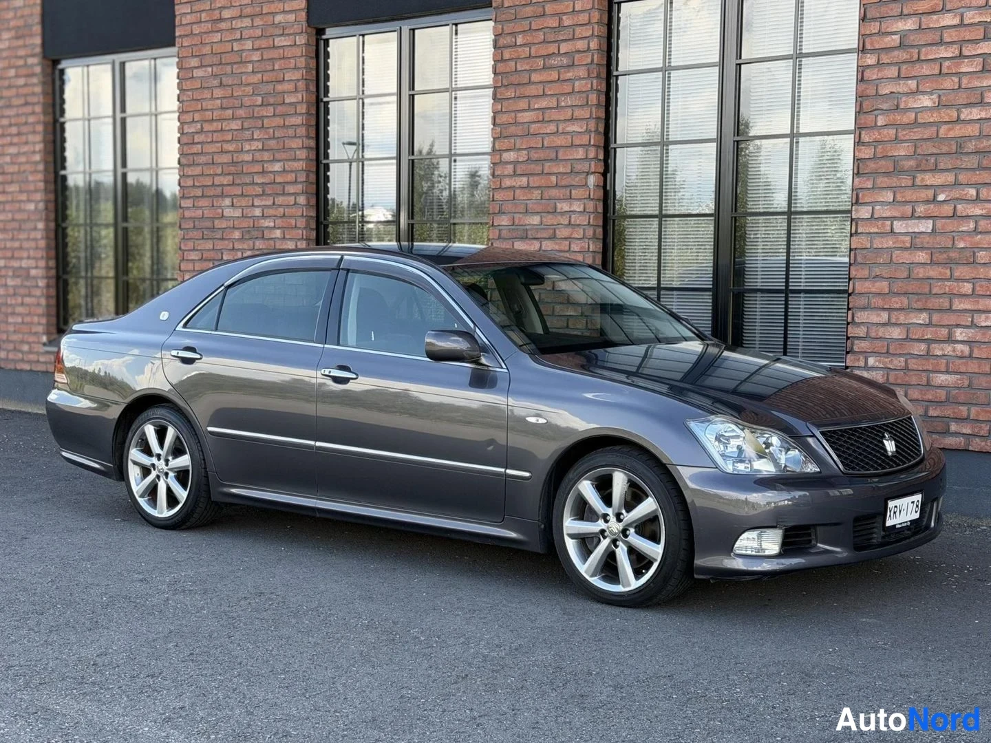 Grey Toyota Crown 2006, front three-quarter, nose to the right, photo 4