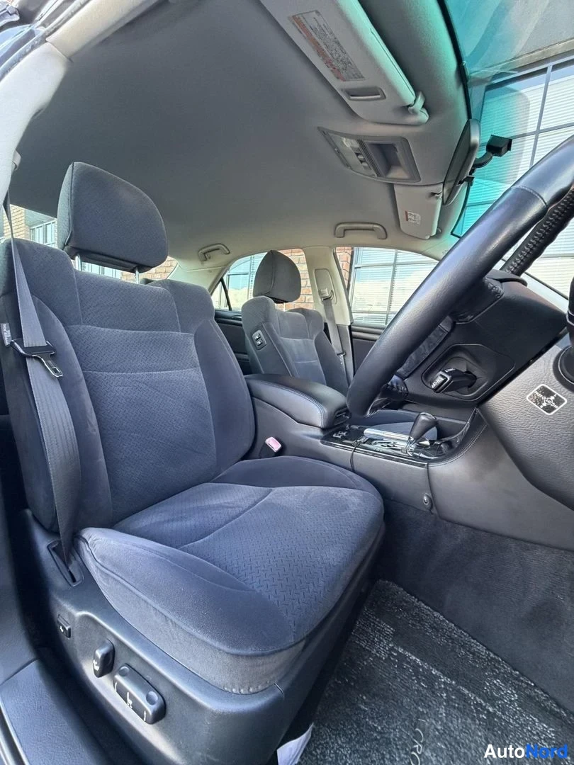 Grey Toyota Crown 2006, front seats, photo 16