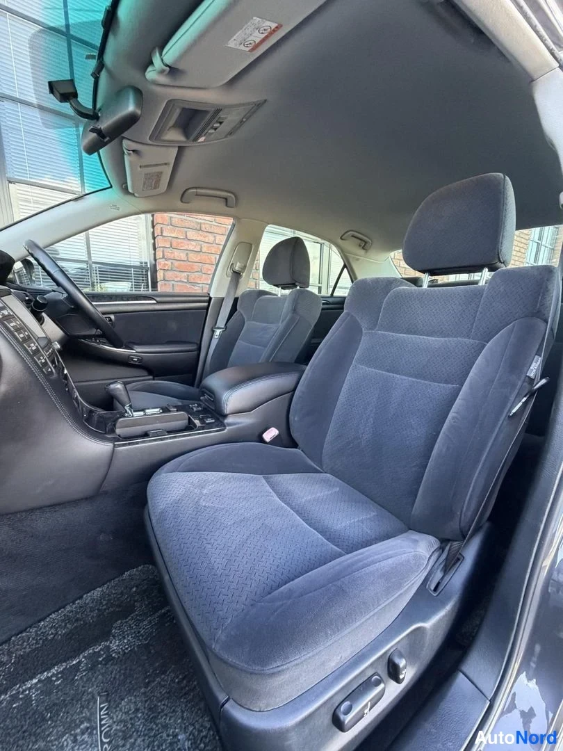 Grey Toyota Crown 2006, front seats, photo 18