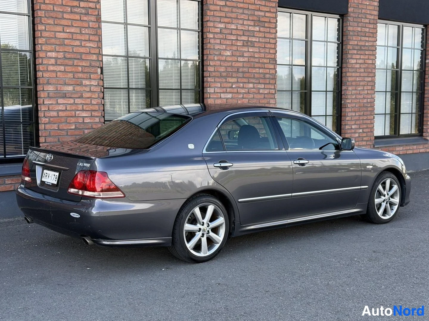 Grey Toyota Crown 2006, rear three-quarter, photo 8