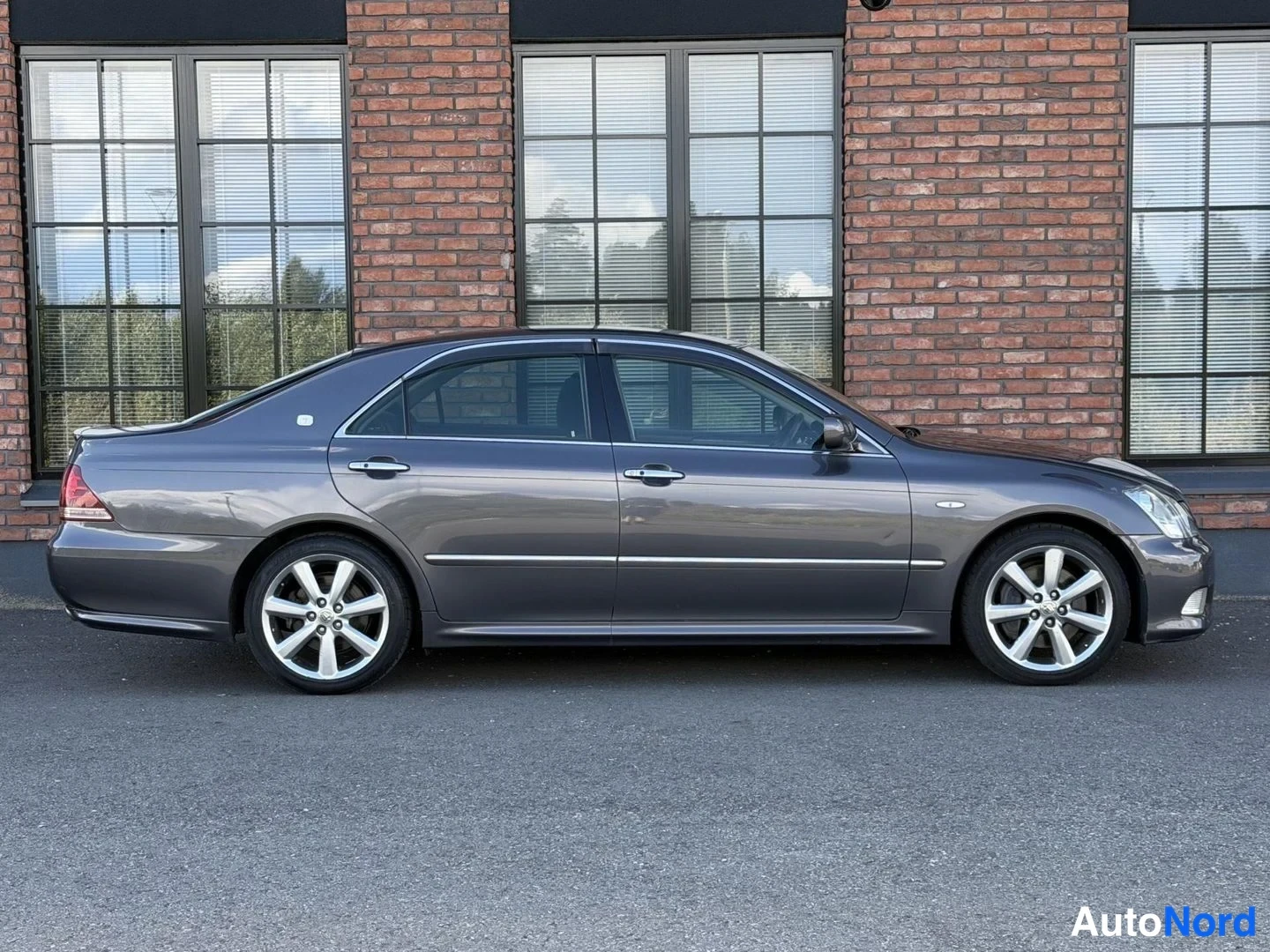 Grey Toyota Crown 2006, front three-quarter, nose to the right, photo 6