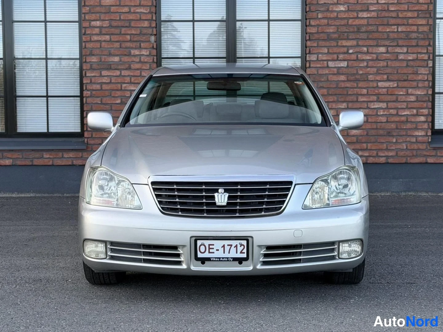 Silver Toyota Crown 2004, front, photo 8