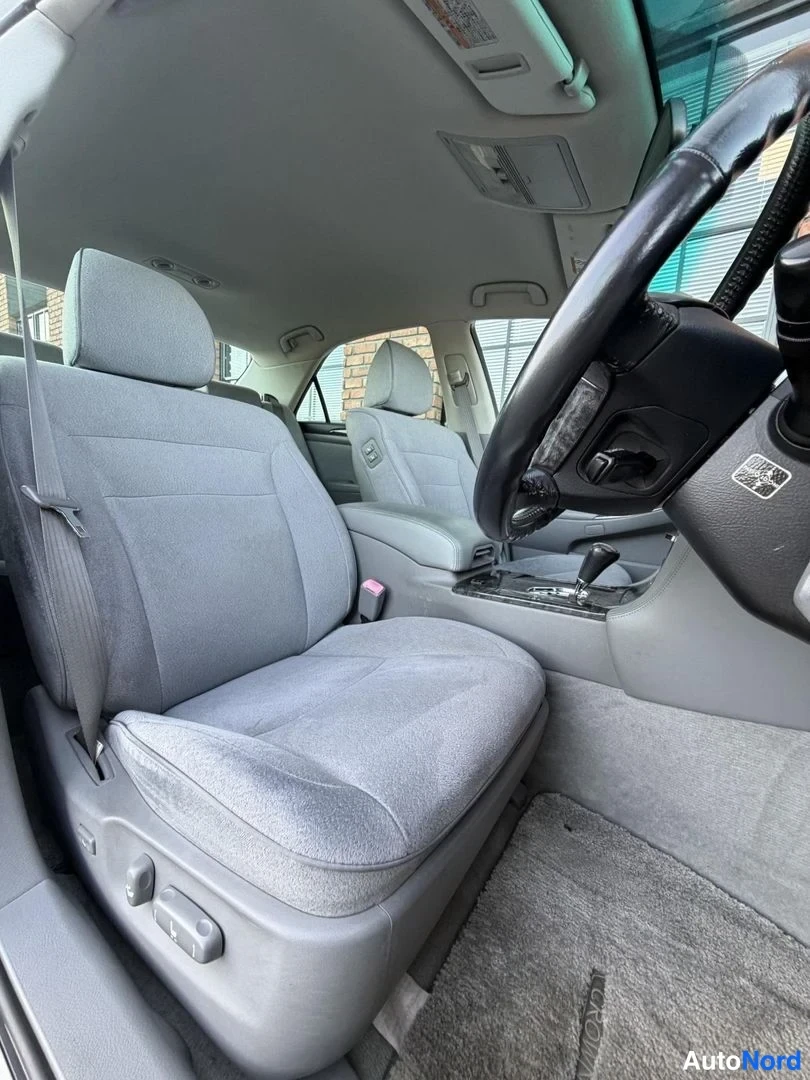 Silver Toyota Crown 2004, front seats, photo 17