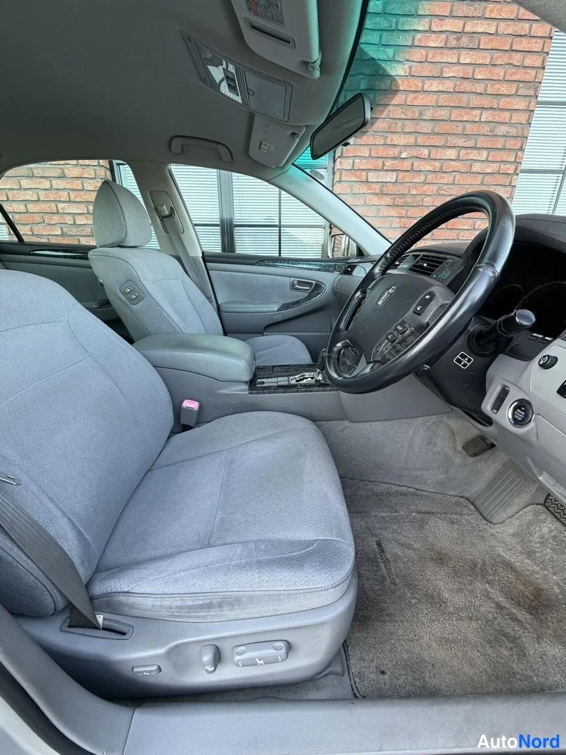 Silver Toyota Crown 2004, cockpit, photo 13