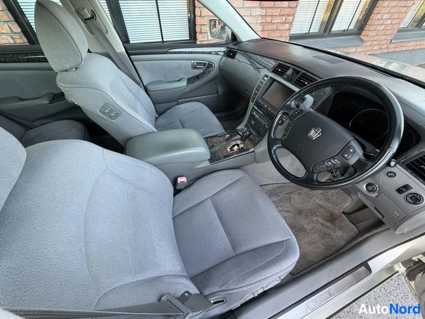 Silver Toyota Crown 2004, cockpit, photo 14