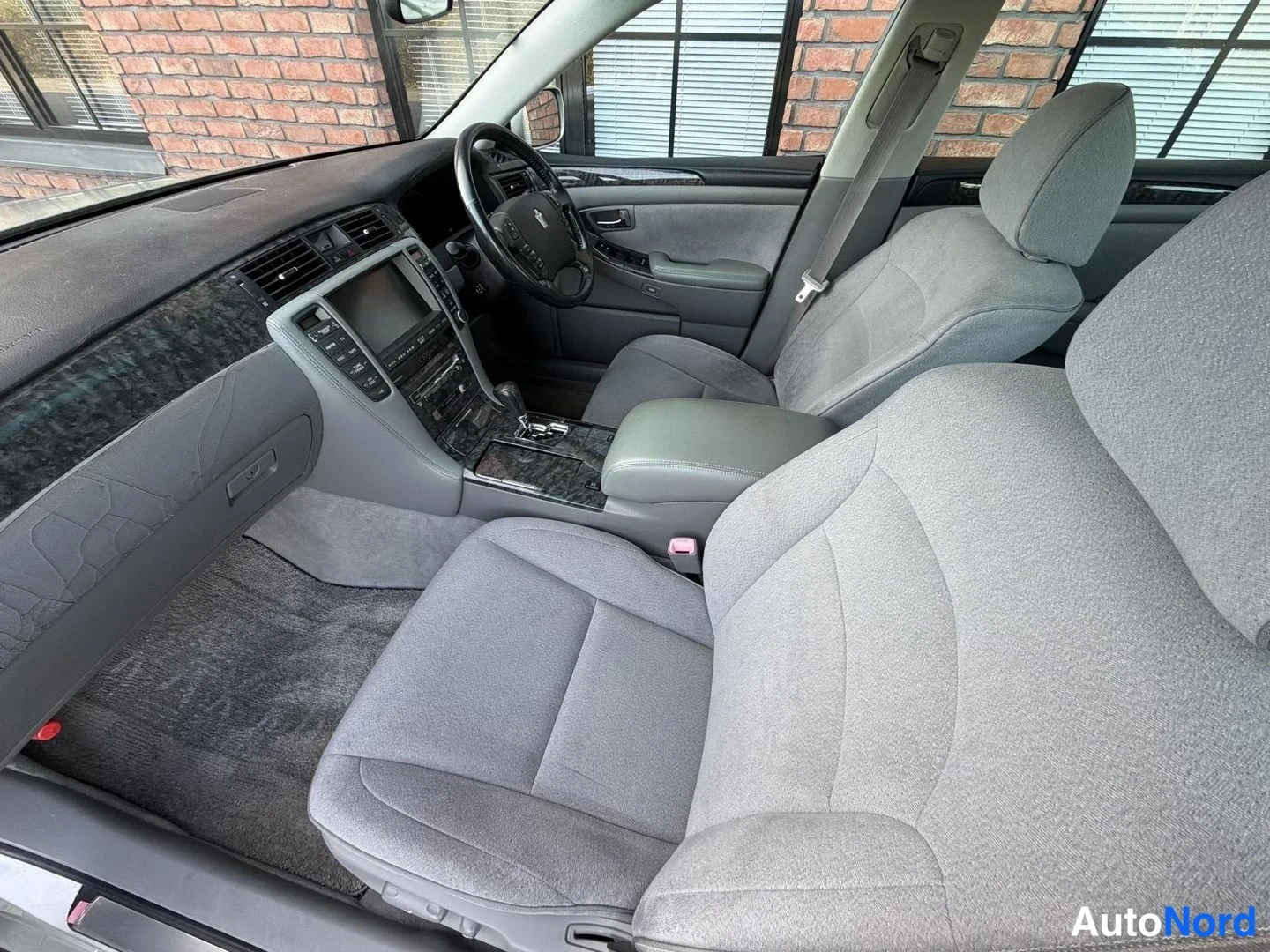 Silver Toyota Crown 2004, cockpit, photo 15