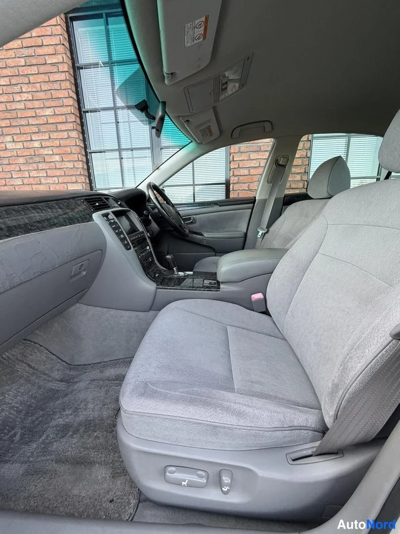 Silver Toyota Crown 2004, cockpit, photo 16