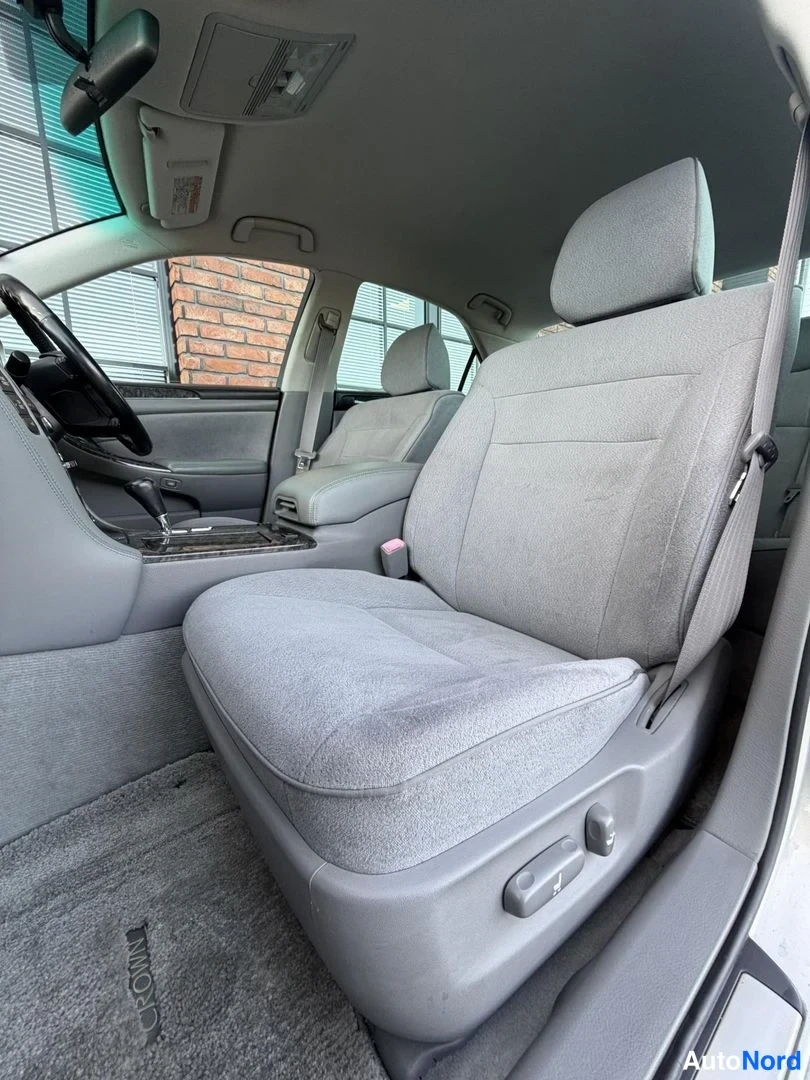 Silver Toyota Crown 2004, front seats, photo 18