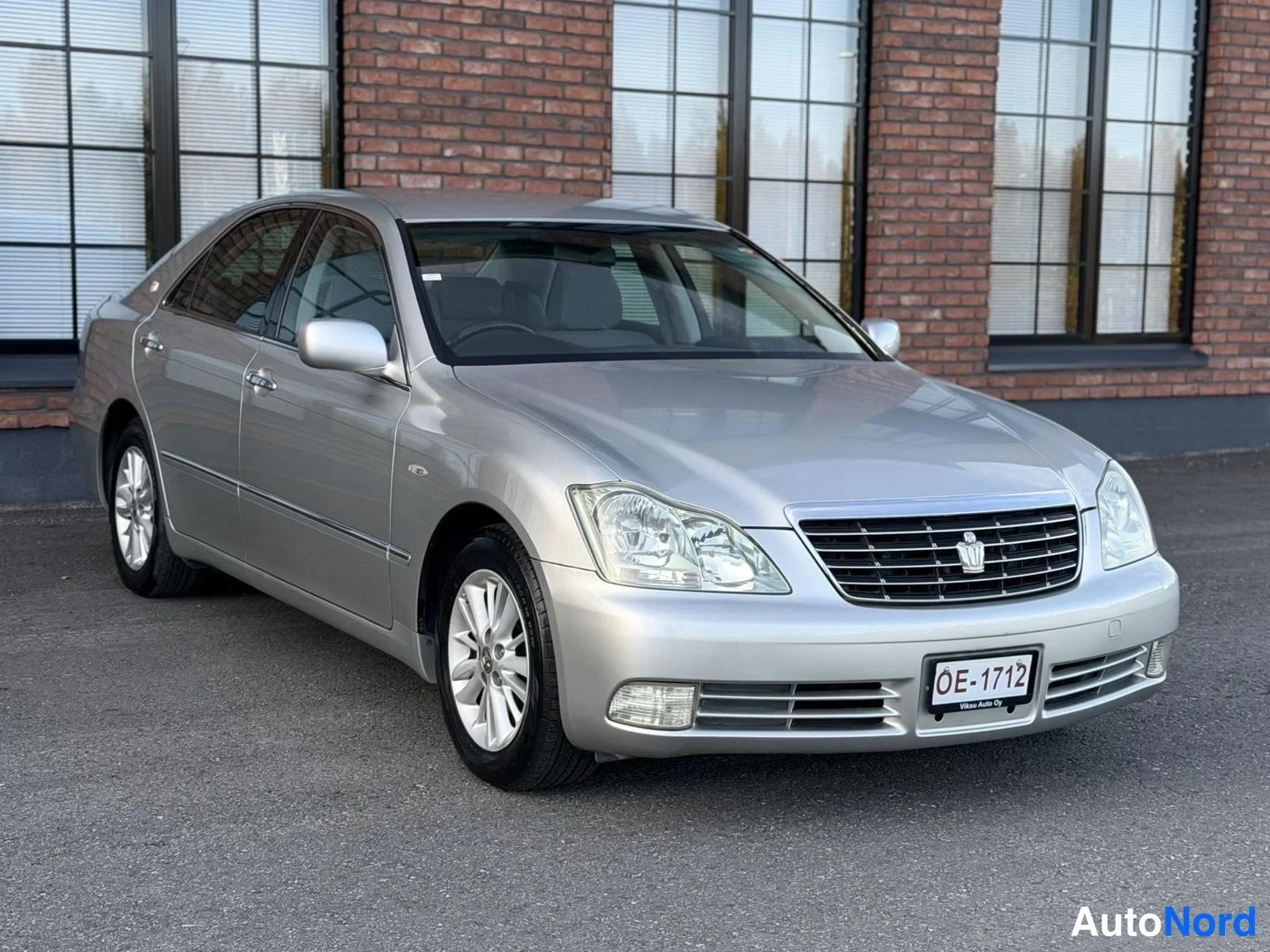 Silver Toyota Crown 2004, front three-quarter, nose to the right, photo 6