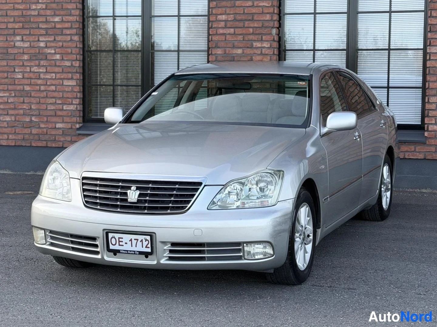 Silver Toyota Crown 2004, front three-quarter, nose to the left, photo 2