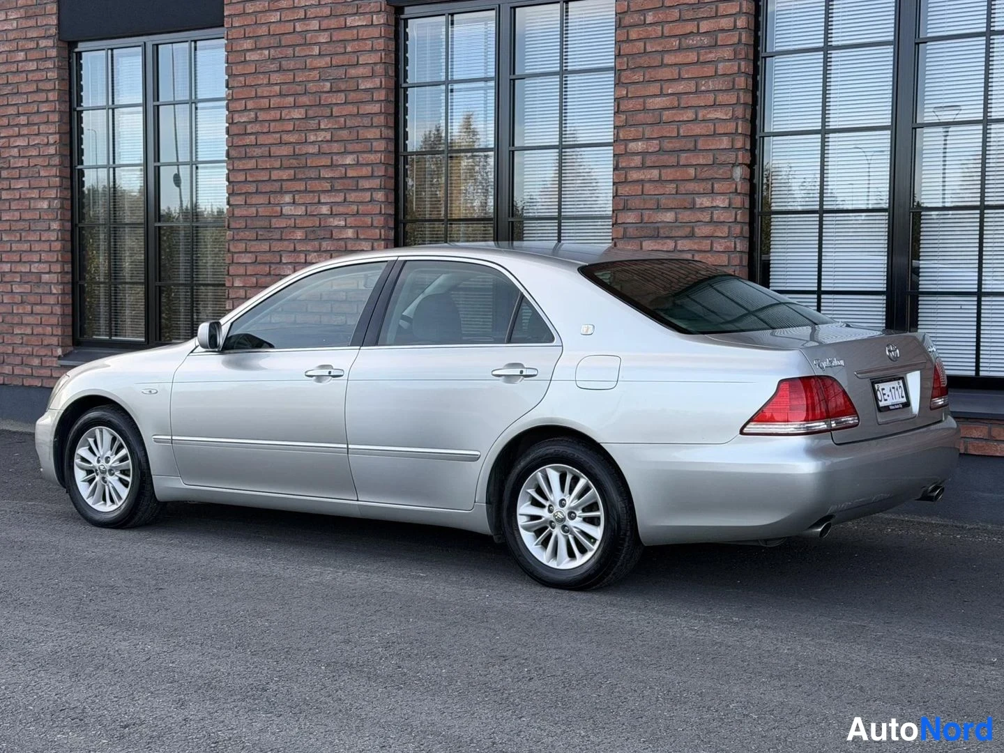Silver Toyota Crown 2004, front three-quarter, nose to the left, photo 3