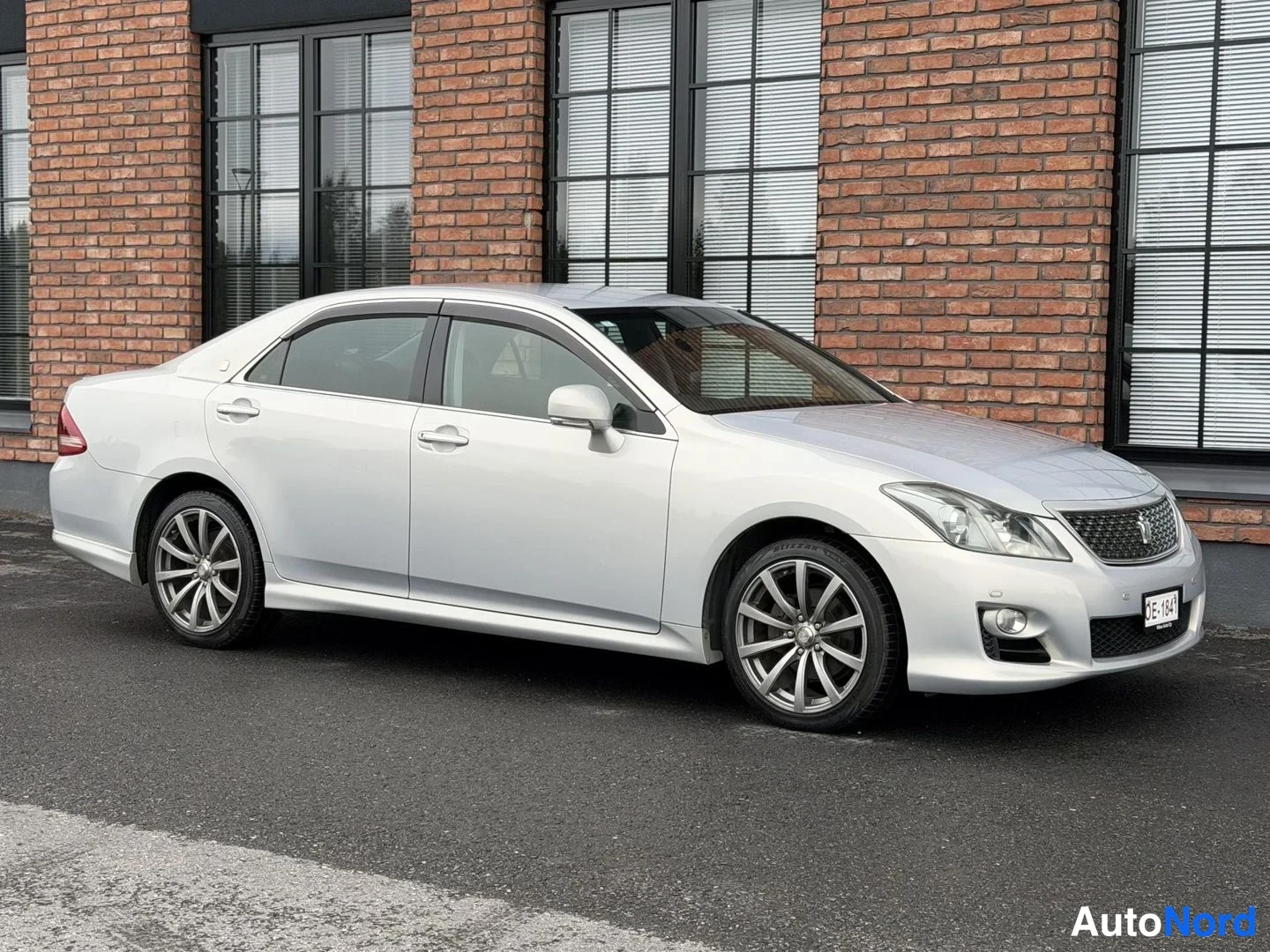 Silver Toyota Crown 2009, front three-quarter, nose to the right, photo 3