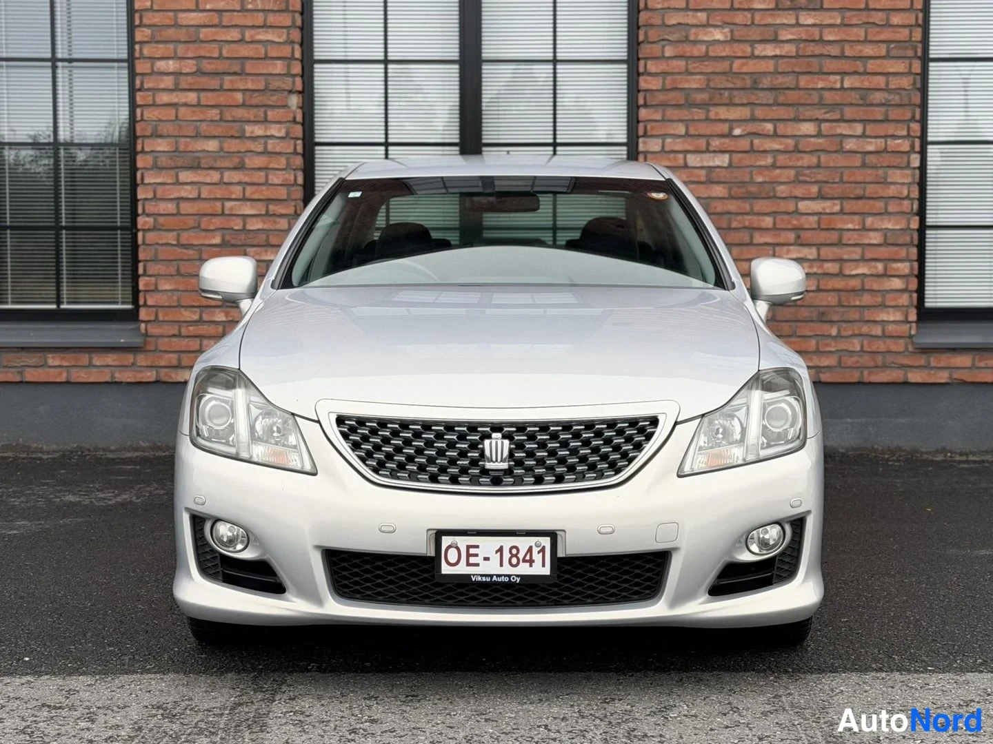 Silver Toyota Crown 2009, front, photo 5