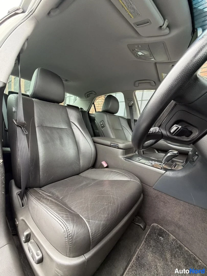 Silver Toyota Crown 2009, front seats, photo 17