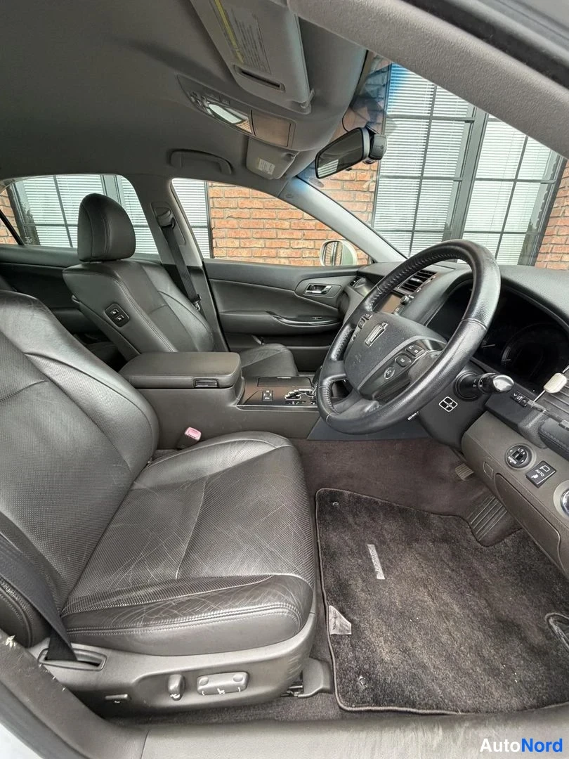 Silver Toyota Crown 2009, cockpit, photo 13