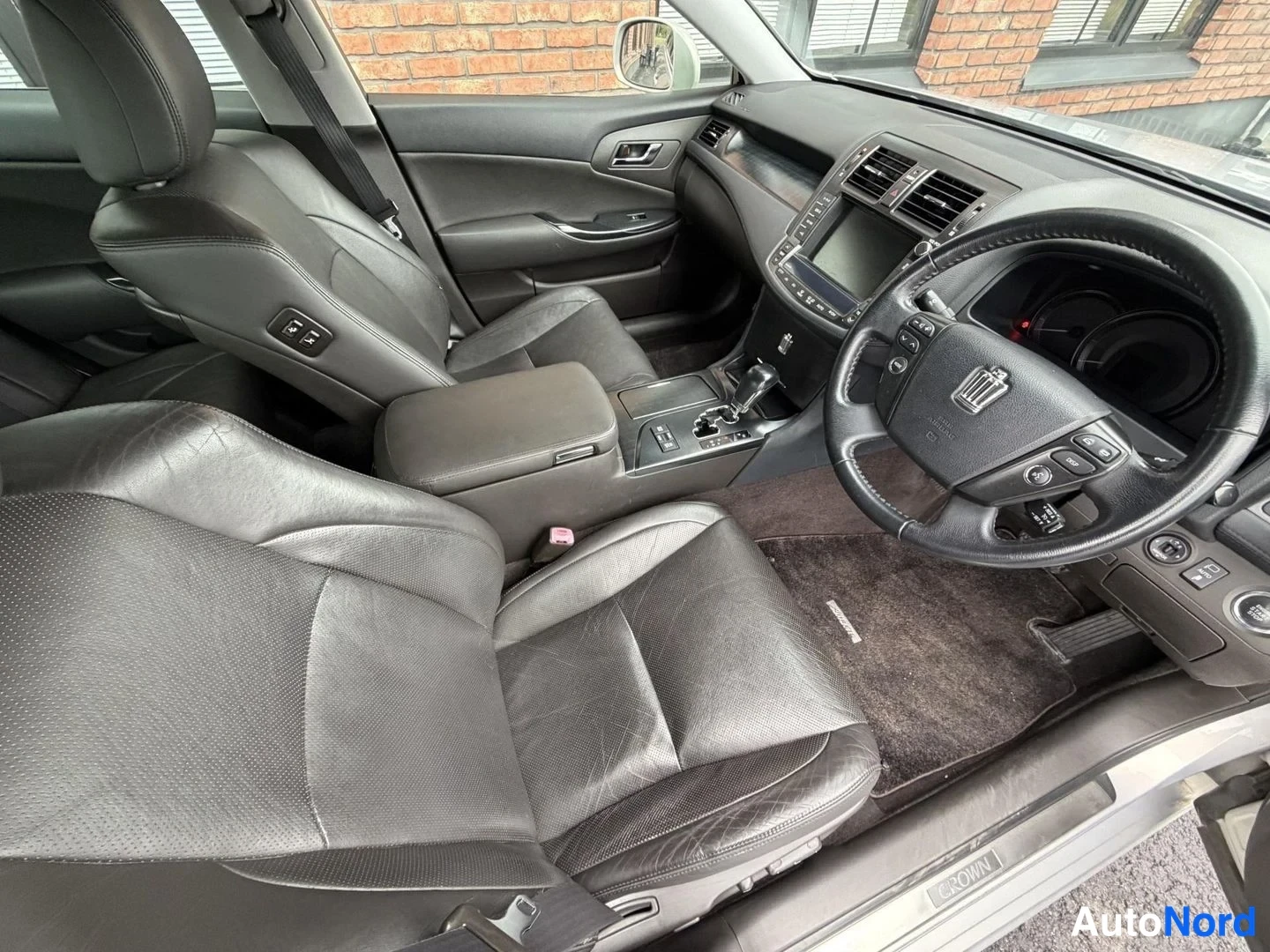 Silver Toyota Crown 2009, cockpit, photo 14