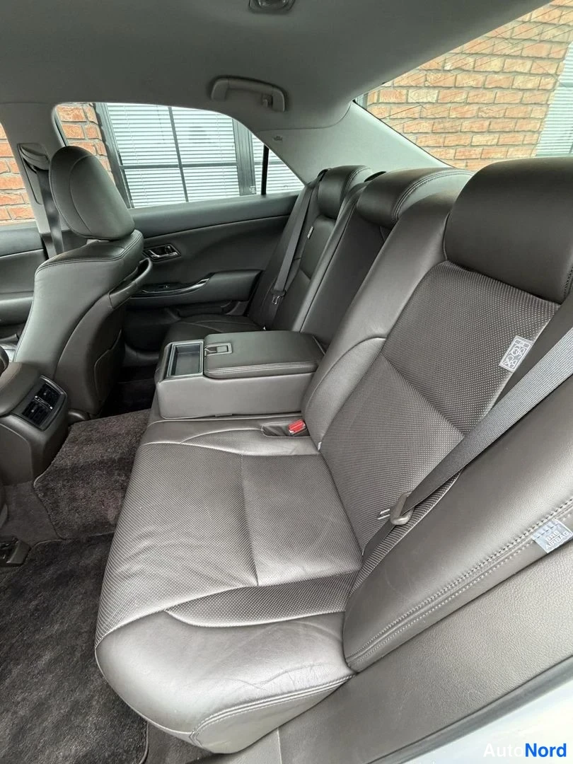 Silver Toyota Crown 2009, rear seats, photo 20