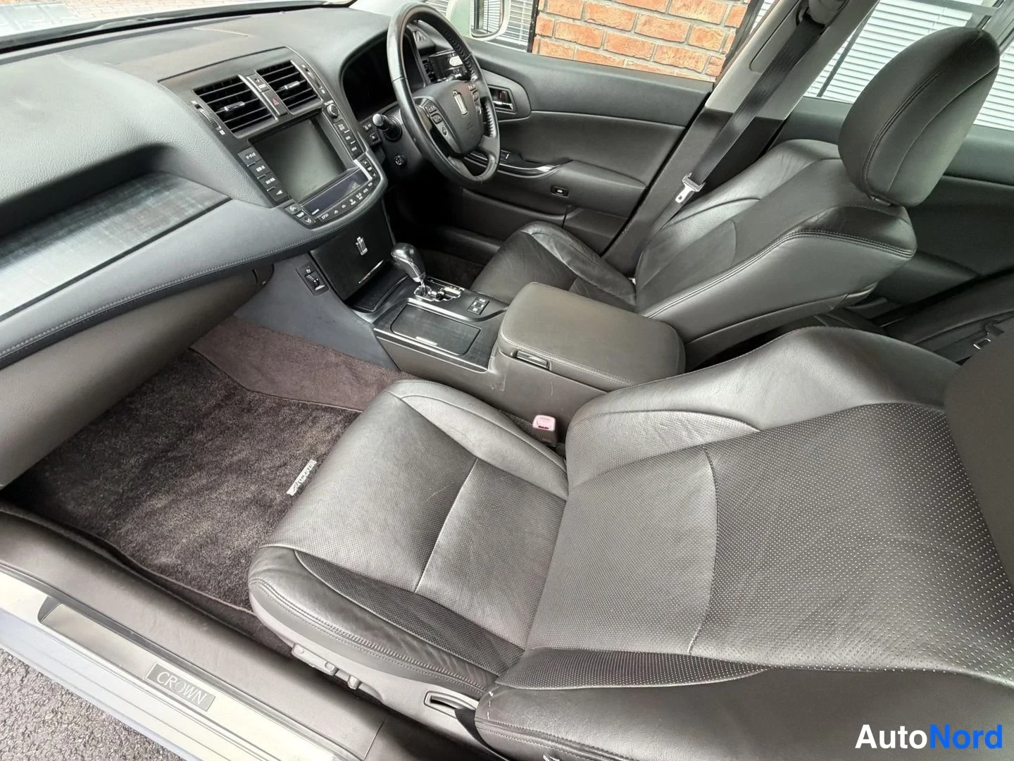 Silver Toyota Crown 2009, cockpit, photo 15