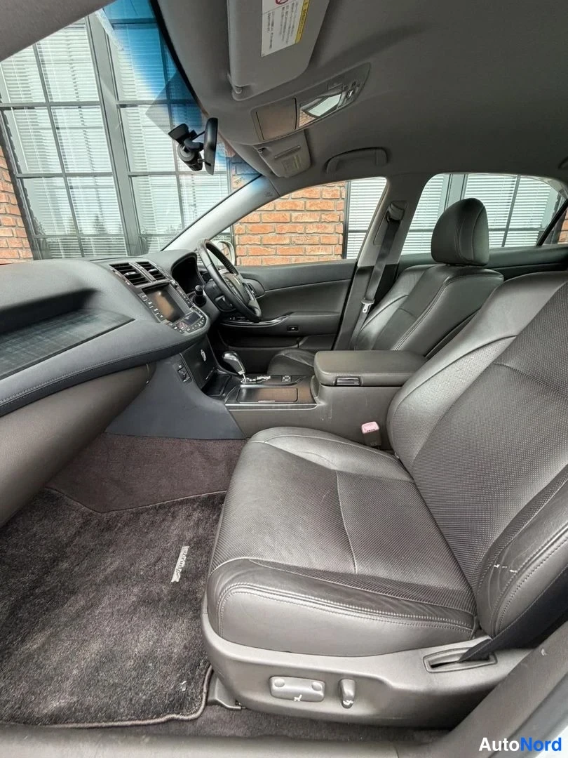 Silver Toyota Crown 2009, cockpit, photo 16