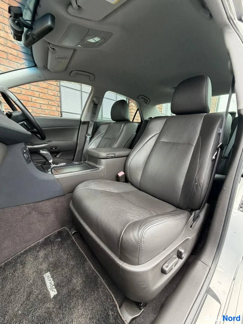Silver Toyota Crown 2009, front seats, photo 18