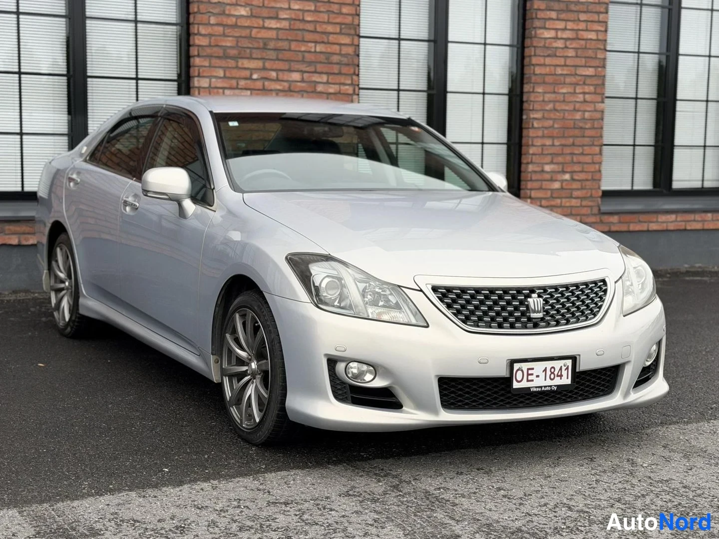 Silver Toyota Crown 2009, front three-quarter, nose to the right, photo 4