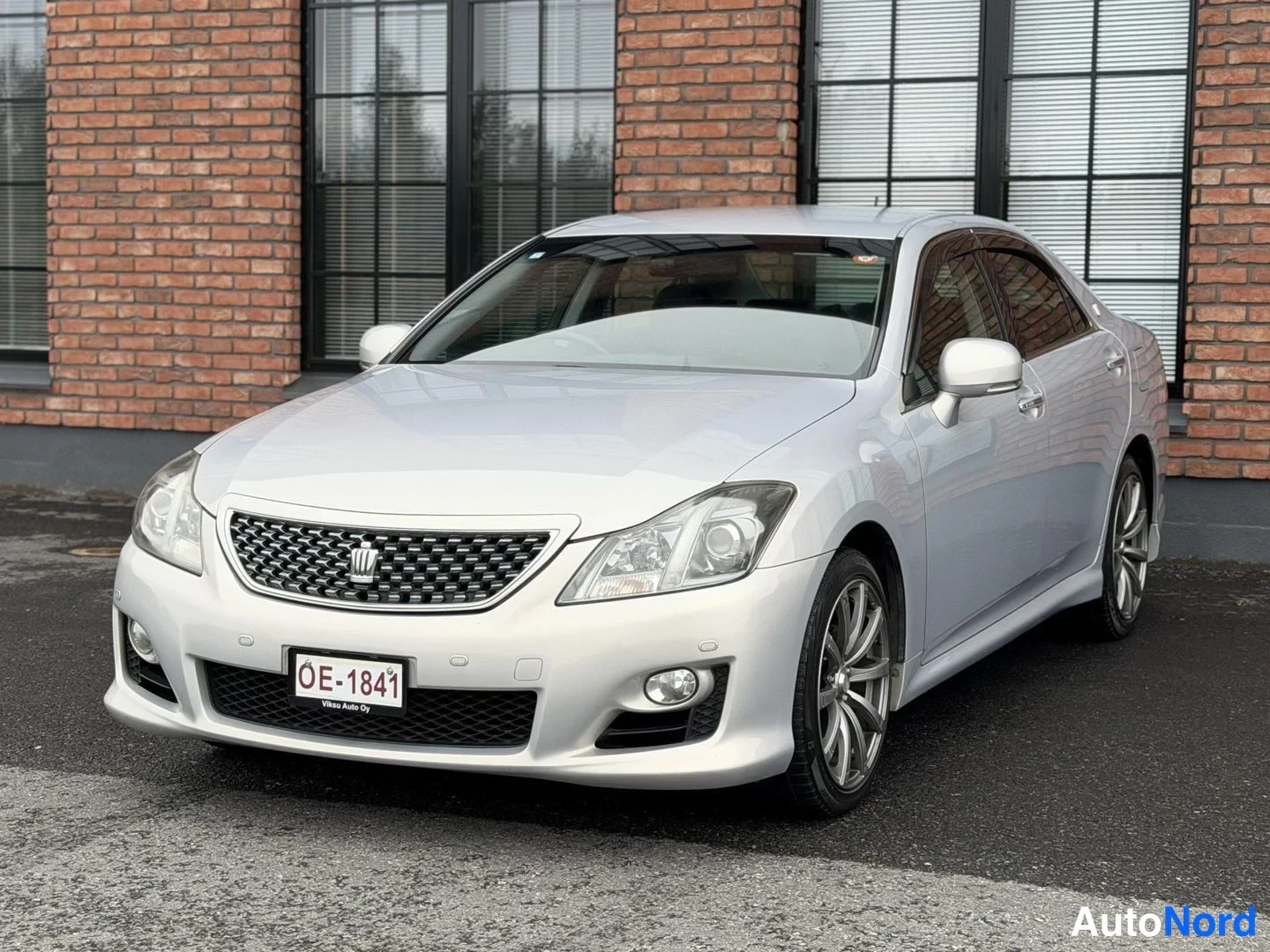 Silver Toyota Crown 2009, front three-quarter, nose to the left, photo 2