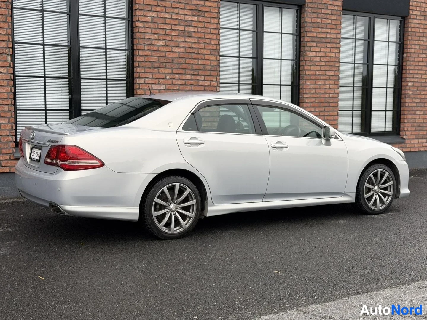 Silver Toyota Crown 2009, rear three-quarter, photo 9