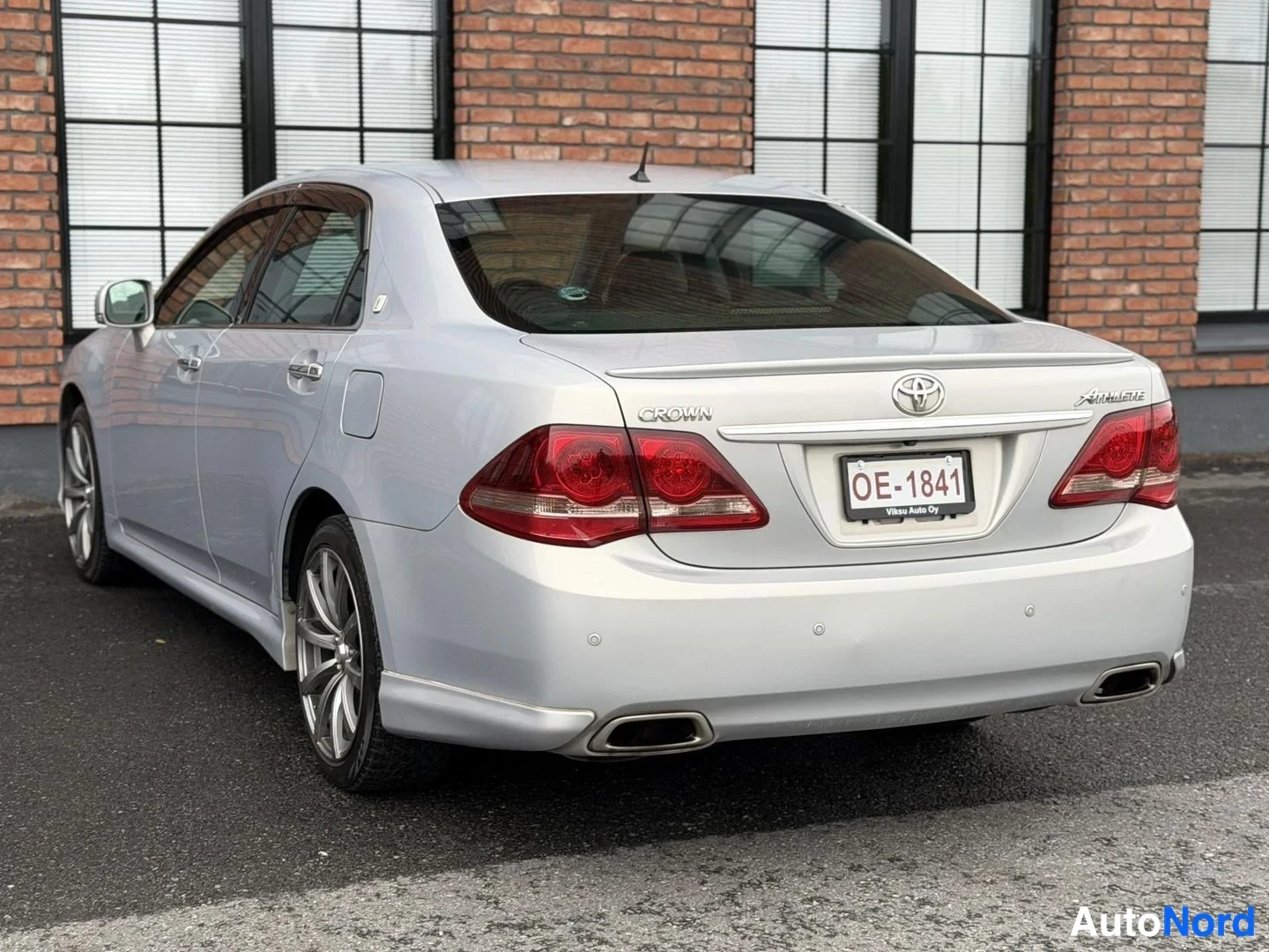 Silver Toyota Crown 2009, rear three-quarter, photo 10