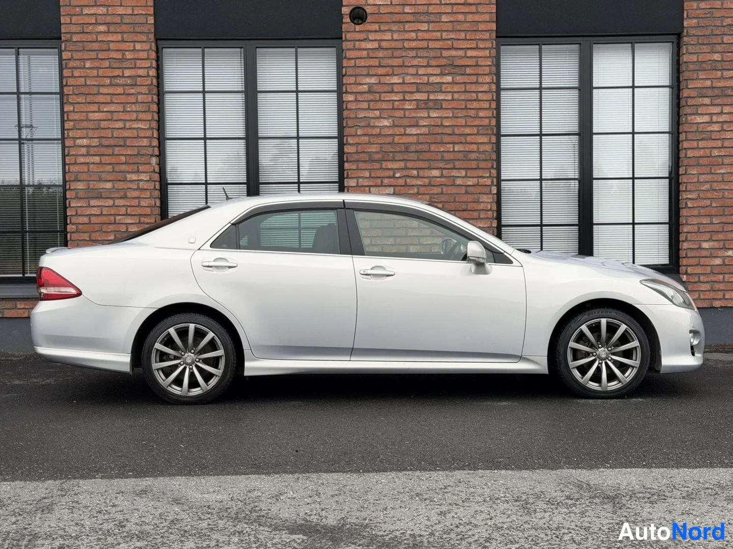 Silver Toyota Crown 2009, side, photo 6