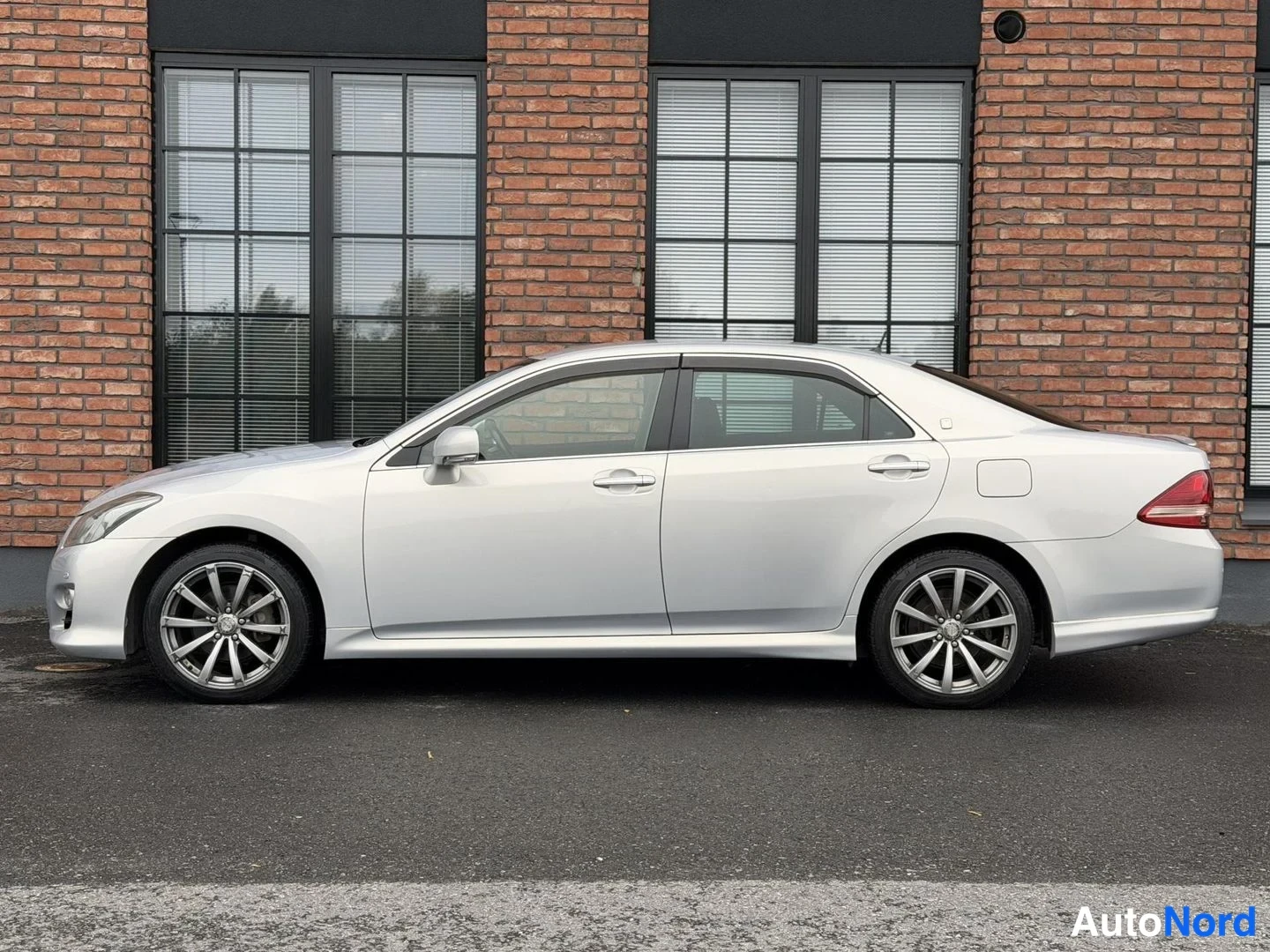 Silver Toyota Crown 2009, side, photo 7