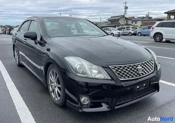 Black Toyota Crown 2010, front three-quarter, nose to the right, photo 2