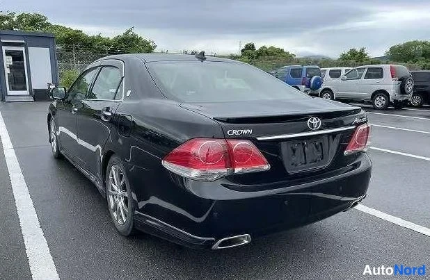 Black Toyota Crown 2010, rear three-quarter, photo 3