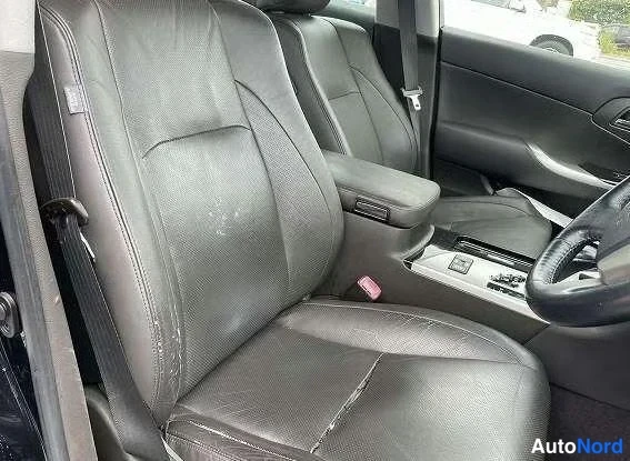 Black Toyota Crown 2010, front seats, photo 5